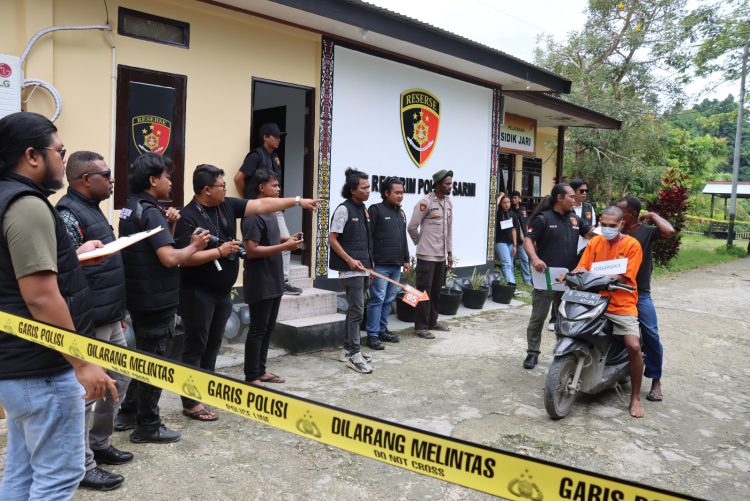 Polres Sarmi menggelar rekonstruksi kasus pembunuhan berencana dan penganiayaan berat yang terjadi di Kampung Ebram. (Foto: Istimewa)