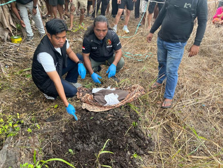 Satreskrim Polres Sarmi saat melakukan olah TKP terkait penemuan jasad seorang bayi di Kampung Vietnam. (Foto: Istimewa)