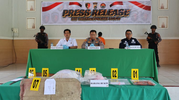 Polres Sarmi menggelar konferensi pers terhadap kasus tragis tindak pidana kekerasan terhadap anak. (Foto: Istimewa)