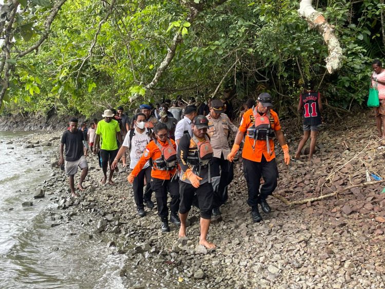 Polres Jayapura saat evakuasi mayat seorang pria di pesisir pantai. (Foto: Istimewa)