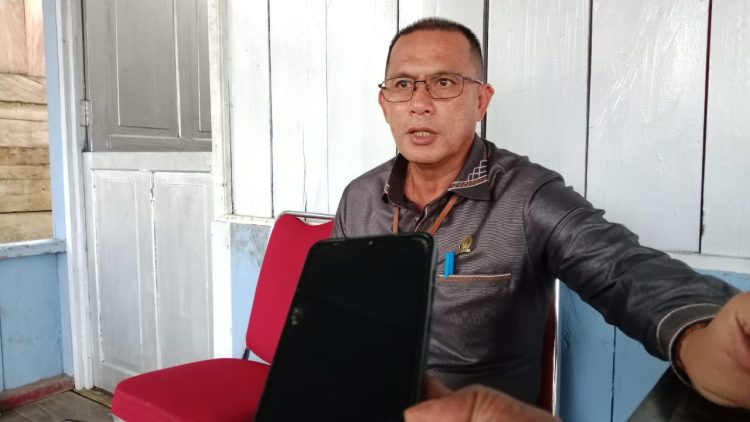 Waket I DPRK Mamberamo Raya, Dony Pateh saat memberikan keterangannya. (Foto: Wersay)