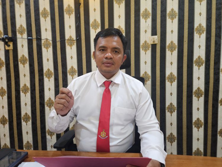 Kasat Reskrim Polres Jayapura, AKP Alamsyah Ali saat diwawancarai di ruang kerjanya. (Foto: Istimewa)