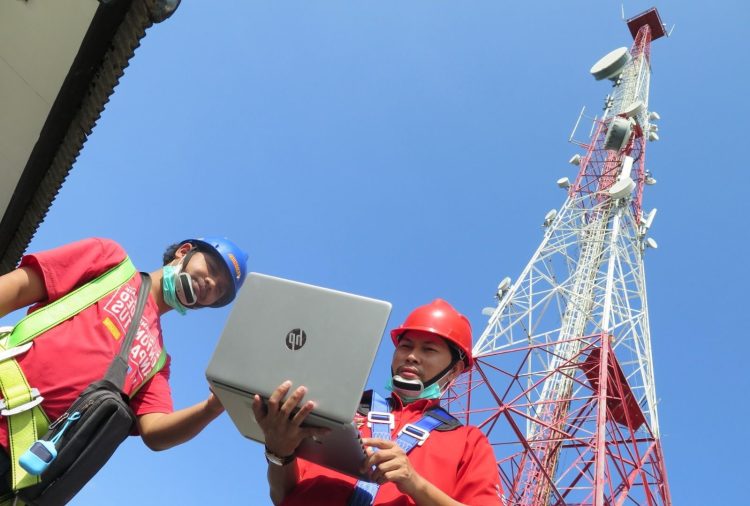 Tim network Telkomsel mengecek kualitas jaringan. (Foto : Istimewa)