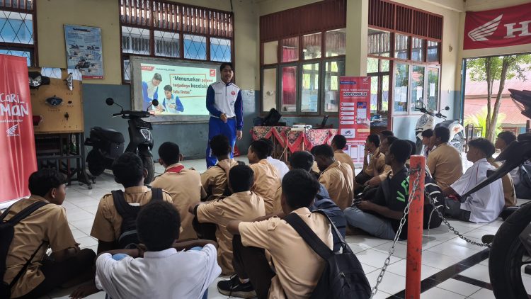 Program Safety Riding School di SMK 1 Kabupaten Jayapura dengan melibatkan siswa jurusan Teknik Sepeda Motor. (Foto: Istimewa)