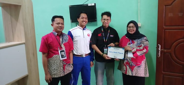 Melalui tim Safety Riding, perusahaan ini menerima apresiasi dari Universitas Yapis Jayapura. (Foto: Istimewa)