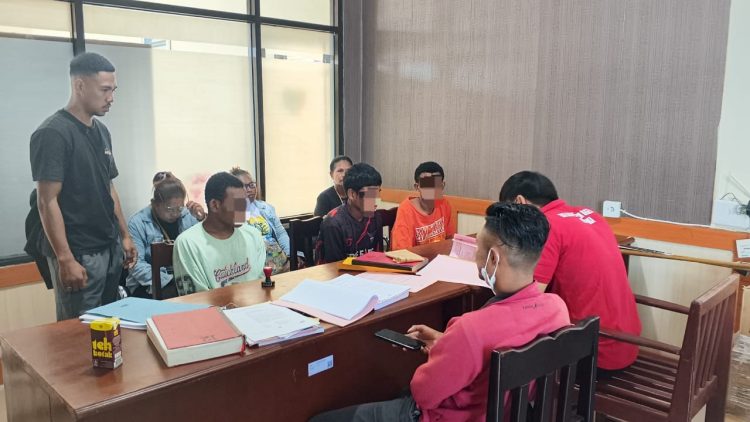 Polres Mimika resmi melaksanakan pelimpahan tersangka dan barang bukti ke Kejaksaan Negeri Mimika. (Foto: Istimewa)