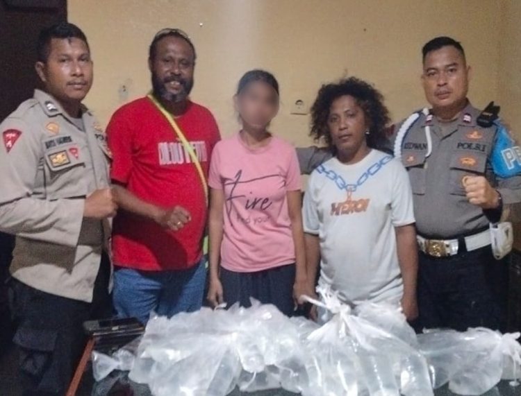 Dua pelaku beserta barang bukti yang diamankan di Polsek Kawasan Pelabuhan Pomako. (Foto: Istimewa)