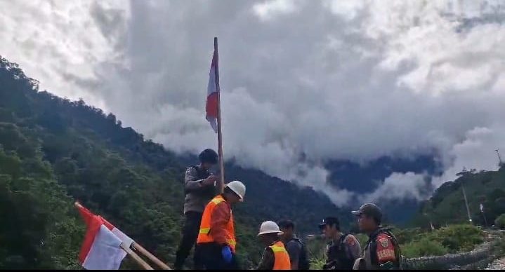 Polsek Tembagapura dan Warga Hiasi Jalan Waa Banti dengan Bendera Merah Putih Sambut HUT RI ke-80