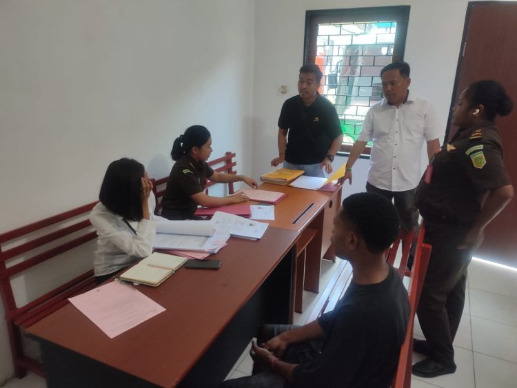 Proses pelimpahan dilakukan dengan penyerahan tersangka K.A.W. beserta barang bukti ke Kejaksaan Negeri Jayapura. (Foto: istimewa)