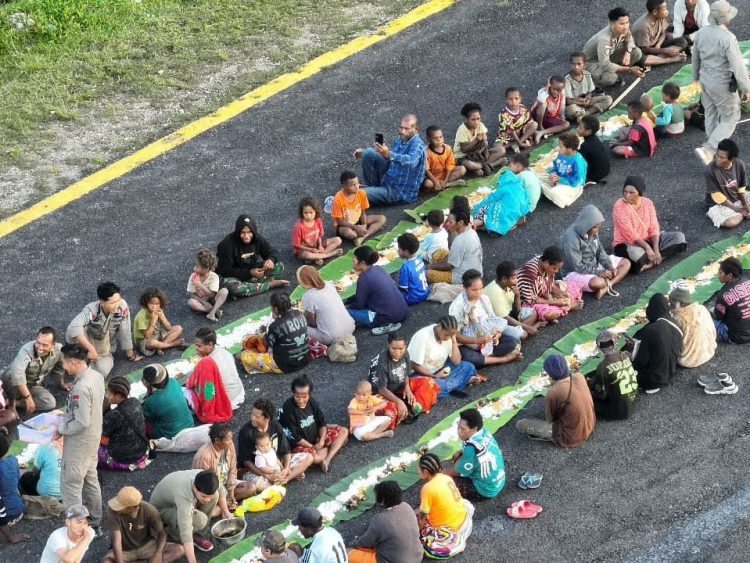 Satgas Operasi Damai Cartenz menggelar kegiatan makan bersama warga Distrik Kiwirok. (Foto: Istimewa)