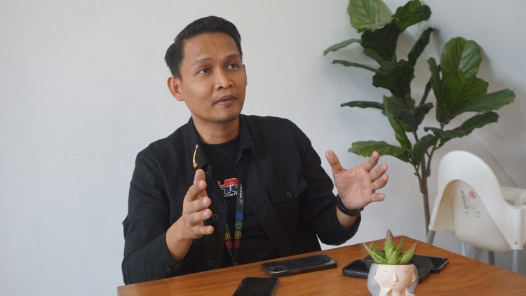 Manager Technical Service Astra Motor Papua, Randy Maulana Yusuf saat di wawancarai disalah satu cafe Kota Jayapura. (Foto: Darul Muttaqin)