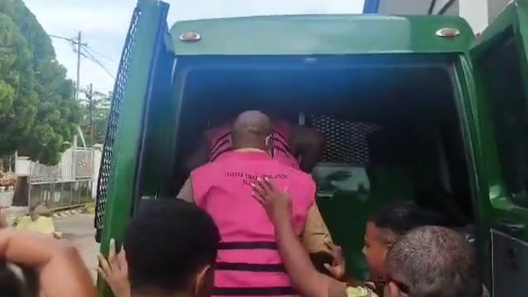 Kedua tersangka masing-masing berinisial DK dan AG saat digiring masuk mobil tahanan. (Foto: Istimewa)