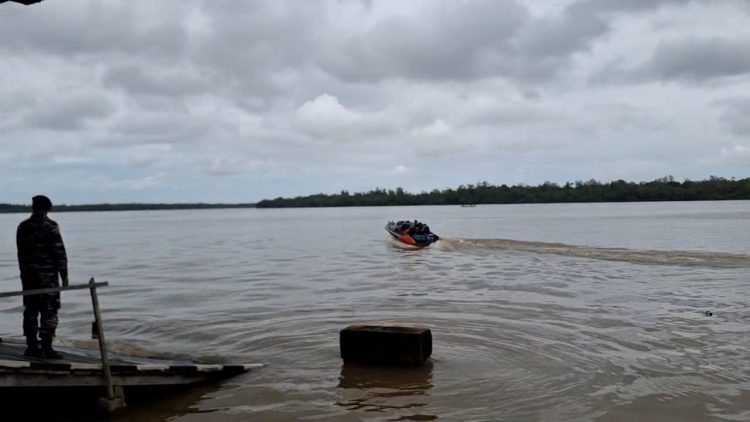 Tim SAR gabungan yang terdiri dari Rescuer Pos Pencarian dan Pertolongan Asmat melakukan pencarian korban. (Foto: Istimewa)