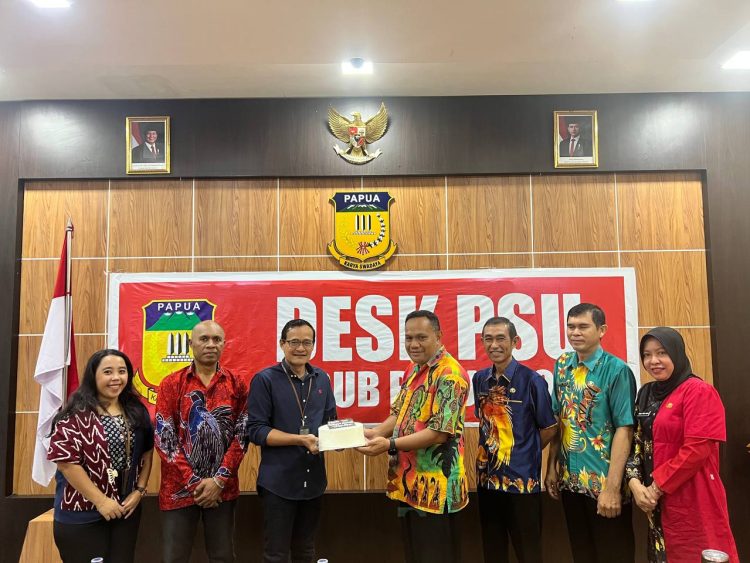 GM Telkom Wilayah Papua menyerahkan cinderamata kepada perwakilan Diskominfo Papua. (Foto : Istimewa)