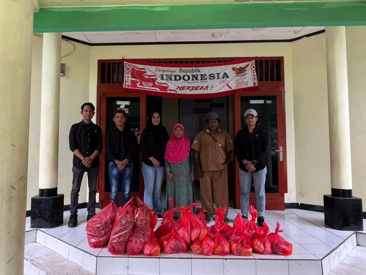 Penyerahan bantuan dilakukan secara simbolis oleh Briptu Cut P.H. Umacina kepada salah satu perwakilan penghuni panti, Ibu Sumarni. (Foto: Istimewa)