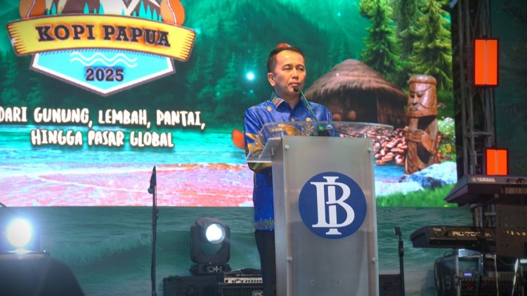 Penjabat Gubernur Papua, Agus Fatoni saat memberikan sambutannya di Festival Kopi Papua ke-8 Tahun 2025. (Foto: Darul Muttaqin)