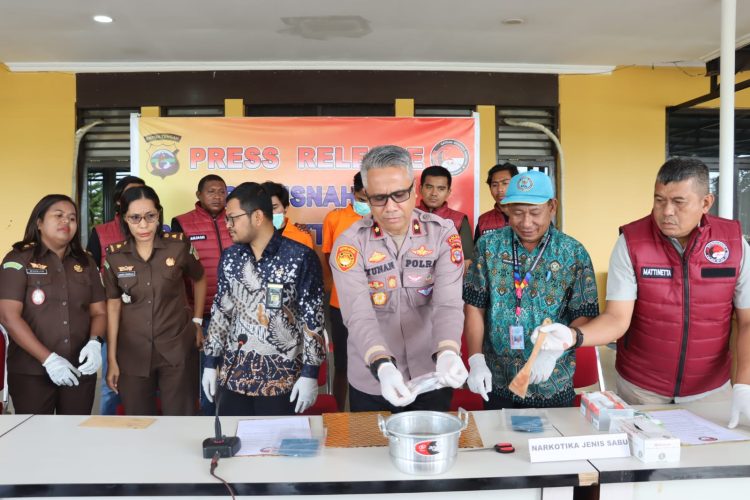 Pemusnahan barang bukti narkotika jenis sabu di halaman Kantor Polres Mimika Mile 32. (Foto: Istimewa)