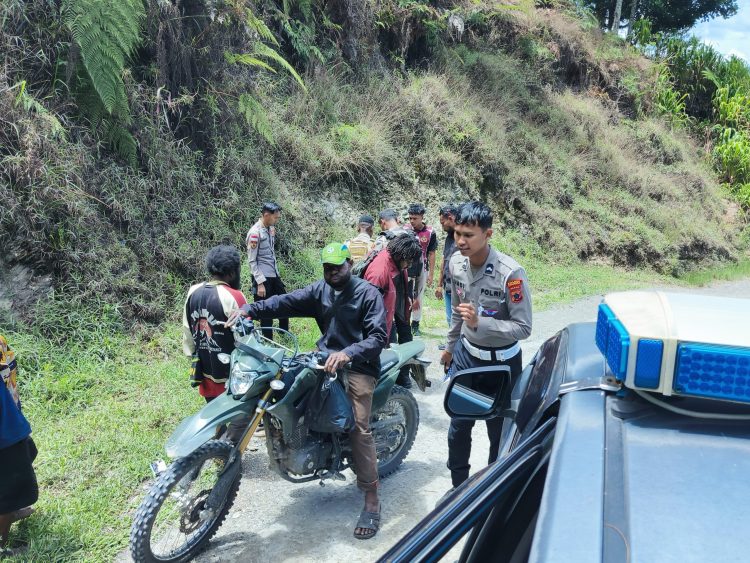 Tim patroli segera mengevakuasi kedua korban beserta sepeda motor mereka menuju Rumah Sakit Karubaga. (Foto: Istimewa)
