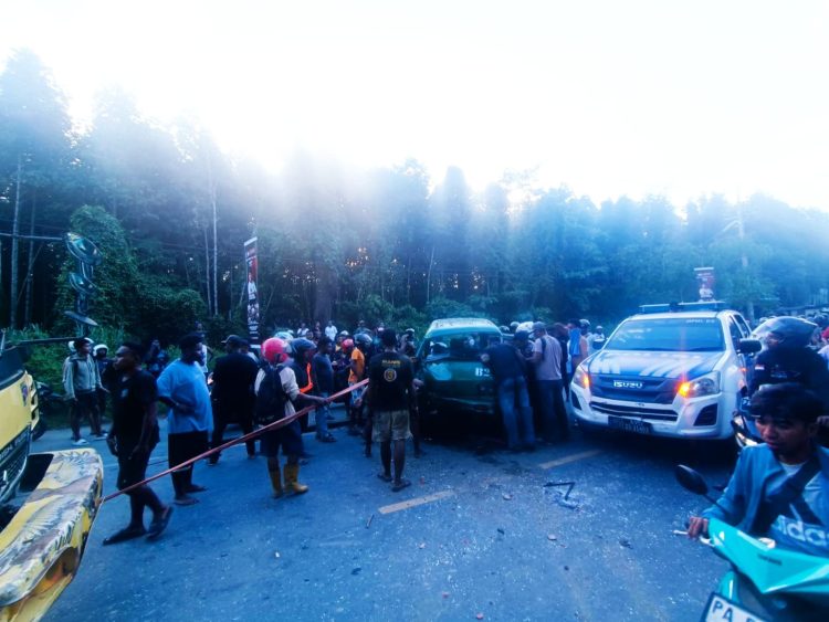 Mobil Suzuki Carry bernomor polisi PA 1497 RK dan truk Mitsubishi PA 8826 AE, yang mengakibatkan pengemudi Suzuki Carry meninggal dunia. (Foto: Istimewa)