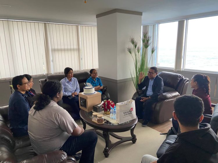 Pimpinan Telkom Papua berdialog dengan Ketua Sinode GKI di Tanah Papua. (Foto : Istimewa)