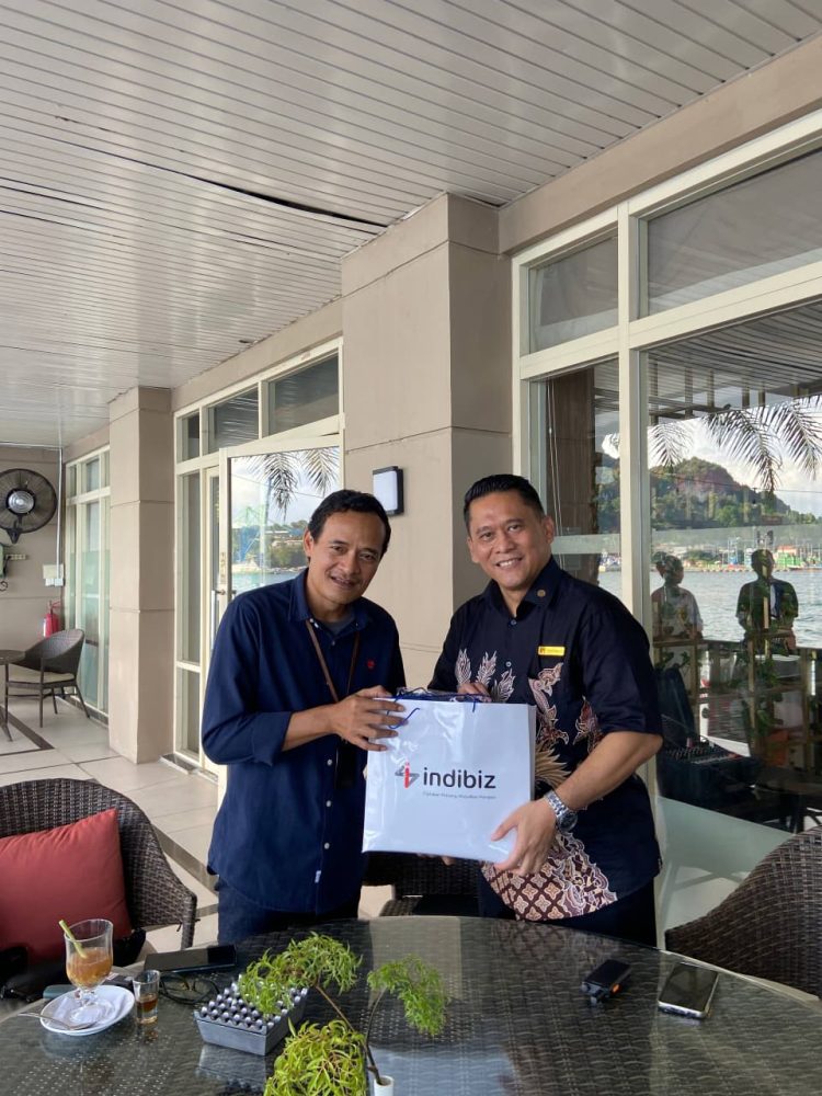 Pemberian cenderamata dari Telkom ke pimpinan Swiss-Bel Jayapura. (Foto : Istimewa)