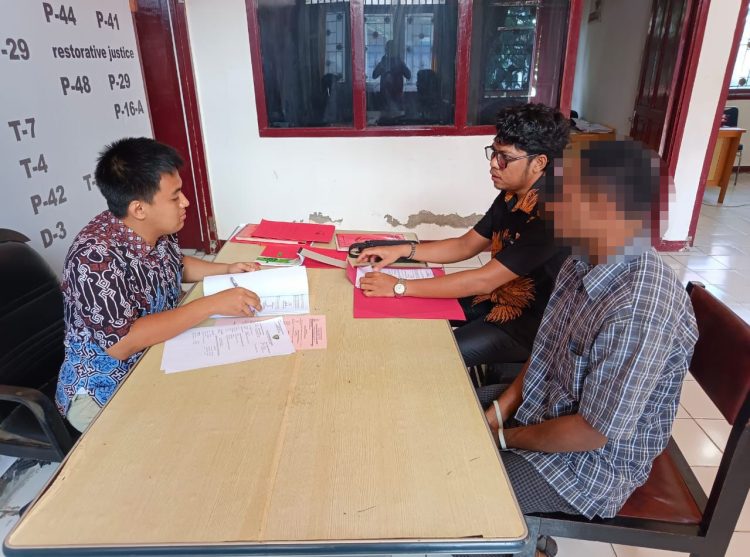 Tersangka yang diserahkan berinisial DTK alias T (22), seorang mahasiswa asal Kampung Ato Buirei, Distrik Waropen Bawah. (Foto: Istimewa)