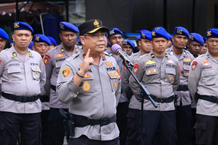 Wakapolda Papua Brigjen Pol. Faizal Ramadhani saat memimpin Apel Siaga 1 di Lapangan Mapolda Papua Lama. (Foto: Istimewa)