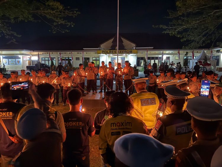 Aksi kemanusiaan bertajuk “500 Lilin Doa untuk Korban" digelar di halaman Mapolres Keerom. (Foto: Istimewa)