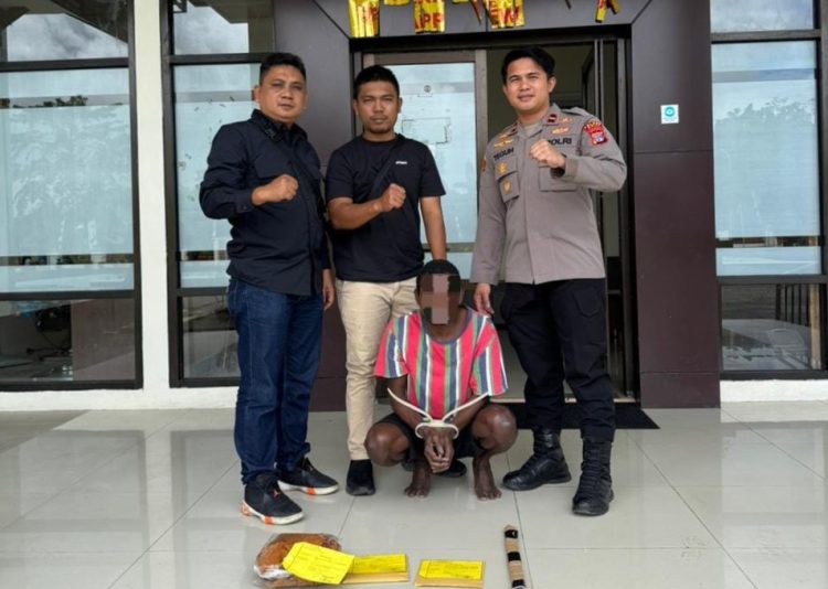 penyerahan tersangka dan barang bukti kasus pencurian disertai kekerasan kepada Kejaksaan Negeri Mimika. (Foto: Istimewa)