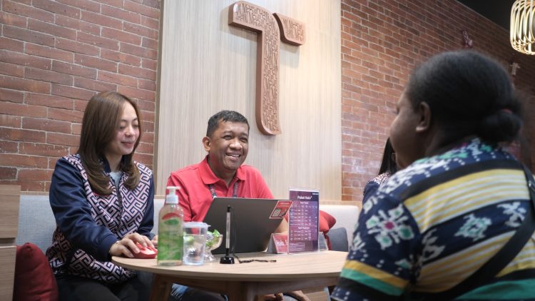 Pimpinan Telkomsel saat melayani pelanggan secara langsung di GraPARI Jayapura. (Foto : Istimewa)