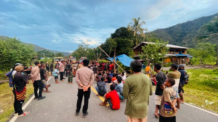 Aktivitas warga Distrik Benawa kembali berjalan normal setelah akses jalan di palang. (Foto: Istimewa)
