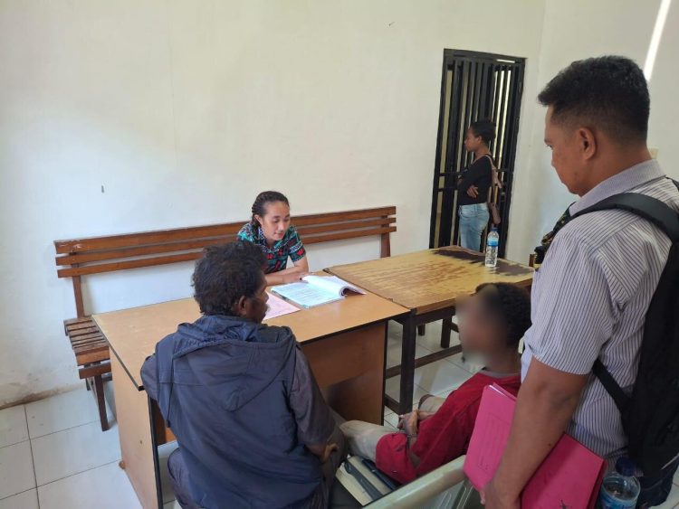 Penyerahan tersangka dan barang bukti seorang WNA asal Papua Nugini berinisial BM (22) kepada Kejaksaan Negeri Jayapura. (Foto: Istimewa)