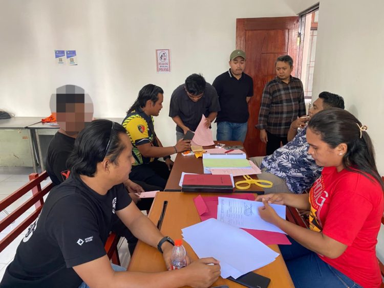 Penyerahan seorang tersangka kasus dugaan penyebaran ujaran kebencian dan berita bohong di media sosial kepada Jaksa Penuntut Umum (JPU) Kejaksaan Negeri Jayapura. (Foto: Istimewa)