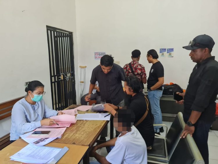 Tersangka yang diserahkan berinisial MLK (29), warga Kampung Yammua, Distrik Arso Barat, Kabupaten Keerom. (Foto: Istimewa)