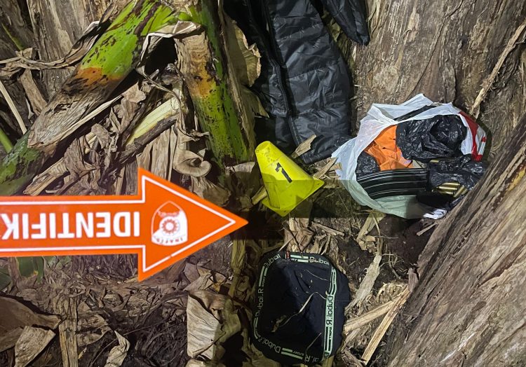 Polisi melaksanakan olah TKP setelah penemuan amunisi senjata api dan perlengkapan air softgun di Lapangan Jalan Kehiran. (Foto: Istimewa)