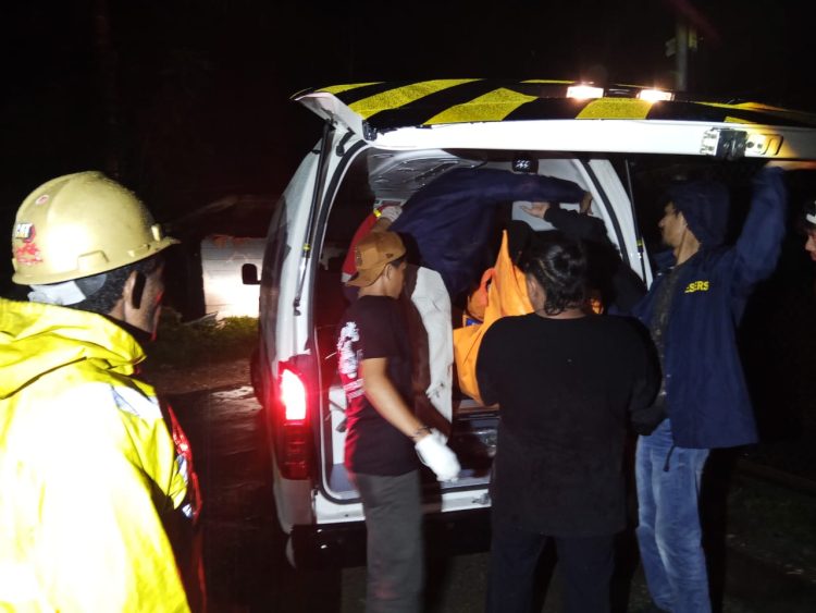 Jenazah korban dievakuasi menggunakan mobil ambulans ke RSUD Mimika. (Foto: Istimewa)