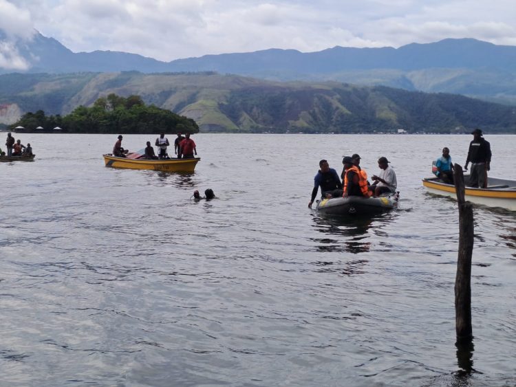 Korban ditemukan tidak jauh dari lokasi awal ia terjatuh. Jenazah kemudian dievakuasi ke darat. (Foto: Istimewa)