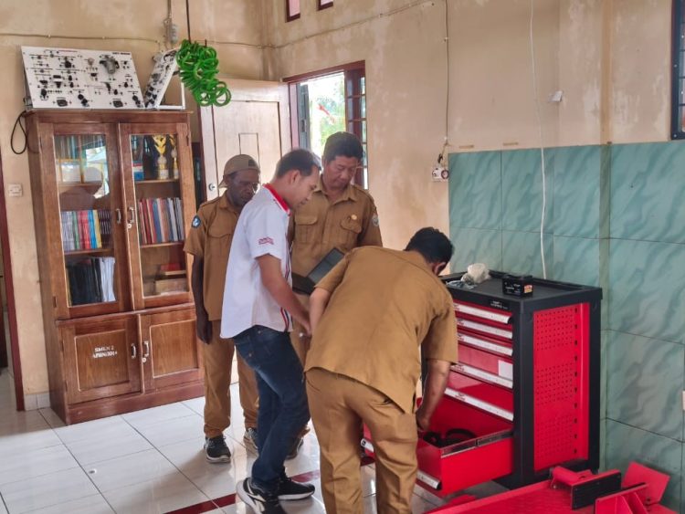 Tim Astra Motor Papua melakukan pengecekan menyeluruh, mulai dari sarana-prasarana bengkel praktik. (Foto: Istimewa)