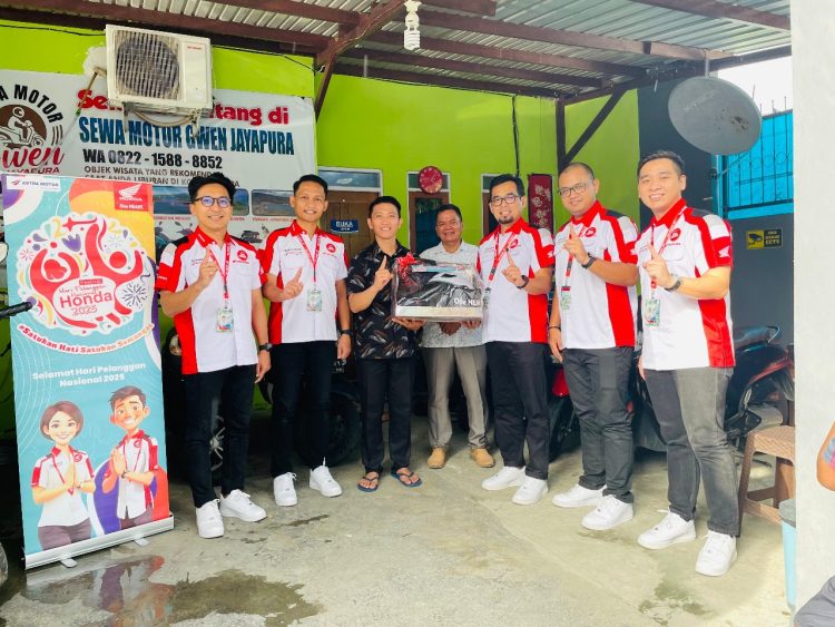 manajemen Astra Motor Papua terjun langsung menemui konsumen. (Foto: Istimewa)