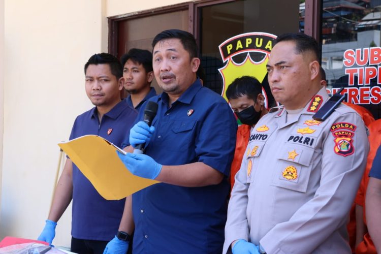 Polda Papua mengamankan sembilan orang pekerja terkait dugaan aktivitas penambangan emas tanpa izin. (Foto: Istimewa)