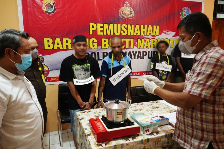 Sat Narkoba Polres Jayapura saat memusnahkan barang bukti narkotikan dengan cara dilarutkan. (Foto: Istimewa)