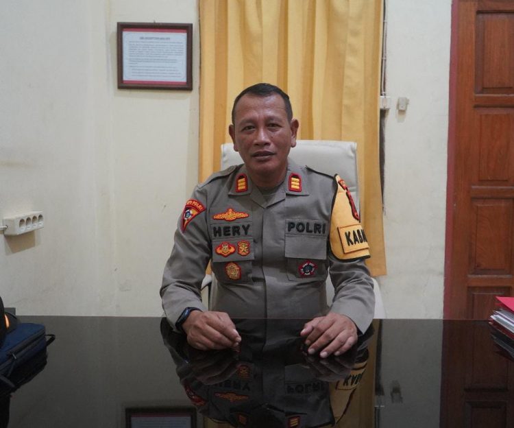 Kabag Ops Polres Jayapura AKP Suheriyono s aat diwawancarai oleh media. (Foto: Istimewa)
