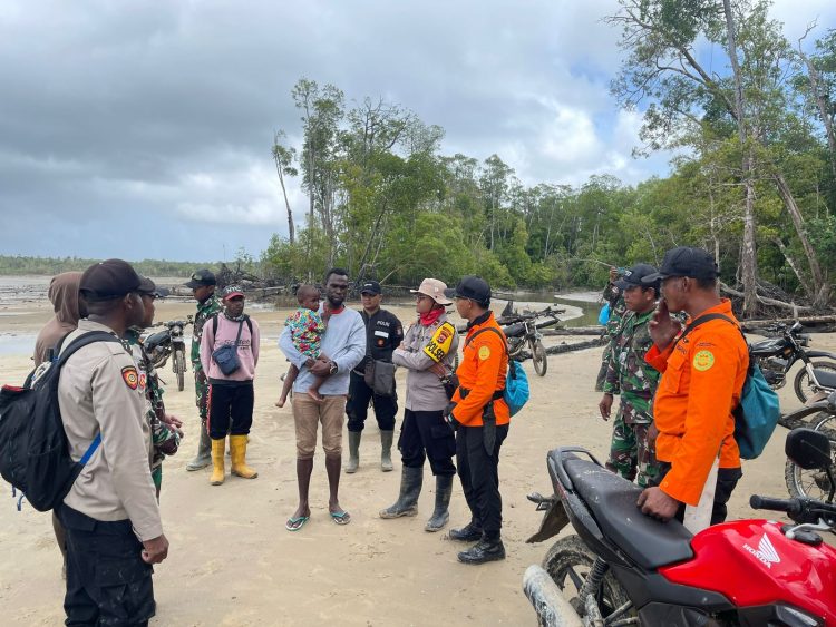Aparat Polsek Okaba segera berkoordinasi dengan Pos TNI dan Basarnas Merauke. Warga Kampung Okaba yang berada di sekitar lokasi. (Foto: Istimewa)