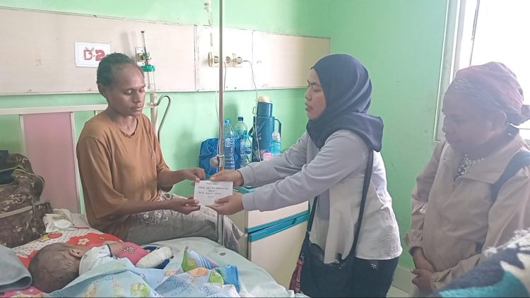 Ketua FJPI Papua Barat Daya, Fauzia saat menunjukkan kepedulian terhadap sesama dan menyalurkan bantuan kepada Pithen Welerubun, bayi berusia 3. (Foto: Istimewa)