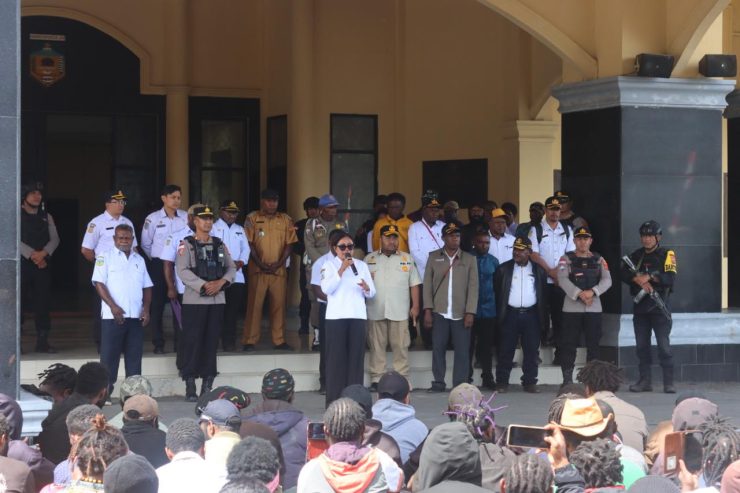 Tuntut Kepastian Tes, 200 Peserta CPNS Puncak Jaya Gelar Aksi Damai di Kantor Bupati