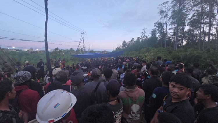Ratusan anggota Koperasi Tenaga Kerja Buru Muat (TKBM) memblokade jalan. (Foto: Istimewa)