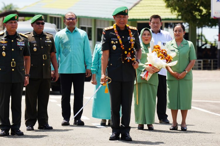 Pangdam XVII/Cenderawasih, Mayjen TNI Amrin Ibrahim, resmi disambut melalui tradisi penerimaan. (Foto: Istimewa)