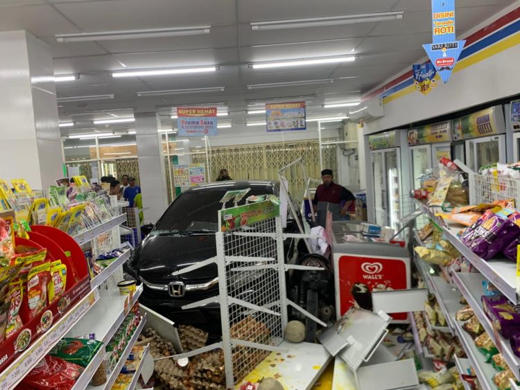 Sebuah mobil Honda Brio bernomor polisi PA 1507 RI yang dikemudikan Herlan (30) menabrak dua sepeda motor dan Indomaret. (Foto: Istimewa)