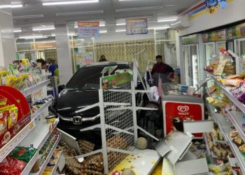 Mobil Brio Seruduk Dua Motor hingga Tembus Toko di Entrop, Dua Orang Luka Ringan