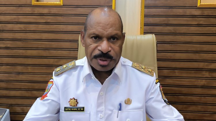 Wakil Bupati Puncak, Naftali Akawal saat diwawancarai oleh media. (Foto: Istimewa)